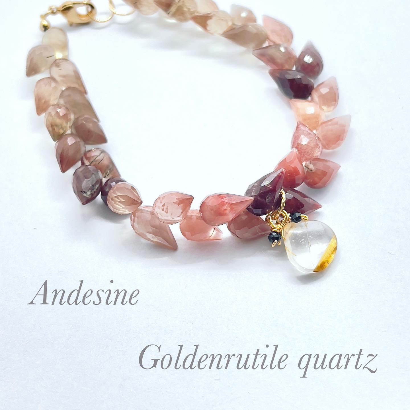 希少石アンデシンの花冠ブレスレット◇ゴールデンルチルクォーツのチャーム付◇天然石
