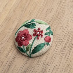 手刺繍ブローチ・ヘアゴム「ビーズと刺繍のお花」 2枚目の画像