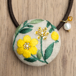 手刺繍ブローチ・ヘアゴム「ビーズと刺繍のお花」 4枚目の画像