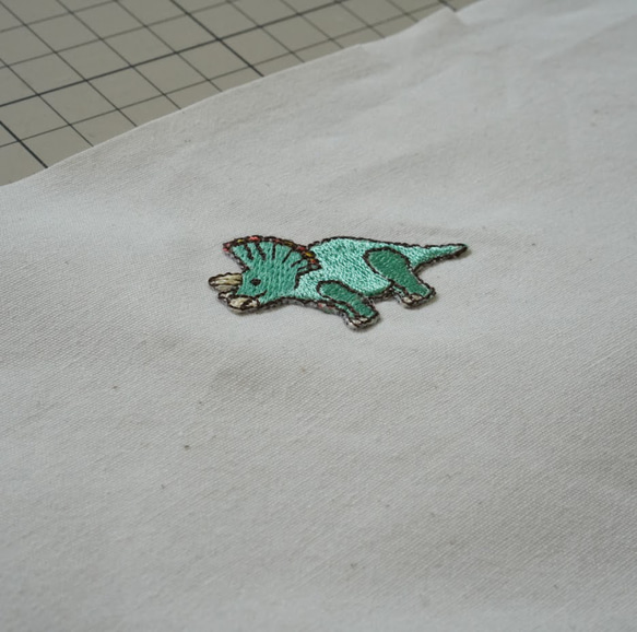 【恐竜の刺繍ワッペン】乾燥機が使える３色と、プレースマット専用｜フクノハタケ‐ハンドメイドのレッスンバッグ 16枚目の画像