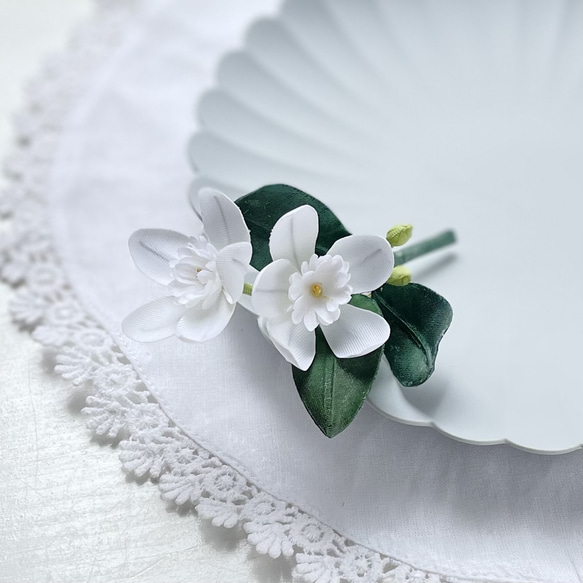 布花 ジャスミンみたいな白が爽やかで上品なコサージュ コサージュ 布
