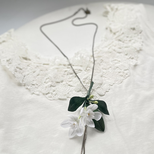 布花 ジャスミンみたいな白が爽やかで上品なコサージュ コサージュ 布