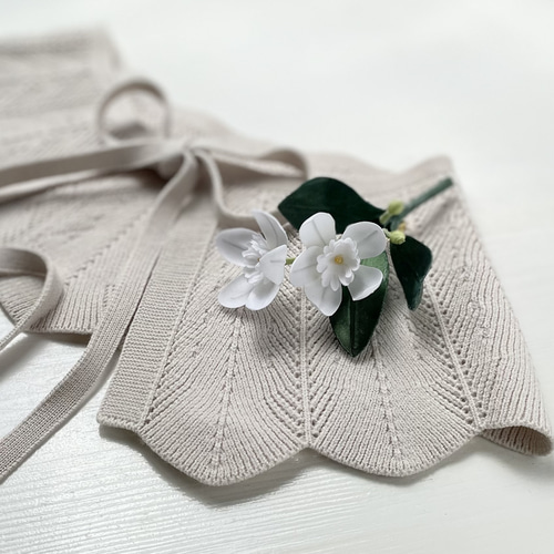 布花 ジャスミンみたいな白が爽やかで上品なコサージュ コサージュ 布