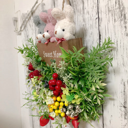 30cm★うさぎと苺とベリーのウェルカムフラワーリース　アーティフィシャル　造花リース　玄関リース 5枚目の画像