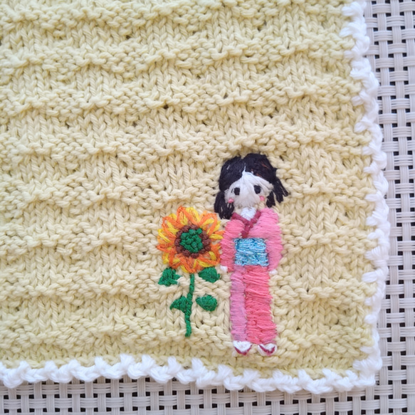 【送料込み】刺繍入りニットハンカチ(向日葵と少女) 2枚目の画像