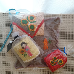 【送料込み】刺繍入りニットハンカチ(向日葵と少女) 5枚目の画像