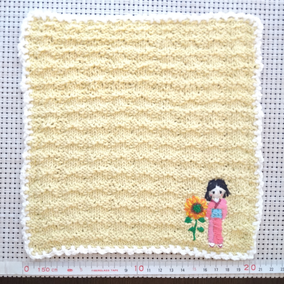 【送料込み】刺繍入りニットハンカチ(向日葵と少女) 3枚目の画像