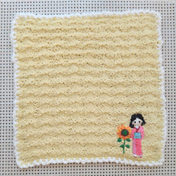 【送料込み】刺繍入りニットハンカチ(向日葵と少女) 1枚目の画像