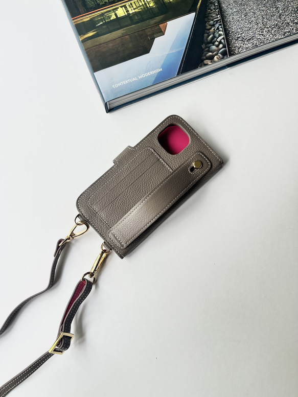手帳型スマホケース　バイカラーレザー　名入れ無料　ショルダー付き　イニシャルが入れられる　IPHONEケース 4枚目の画像