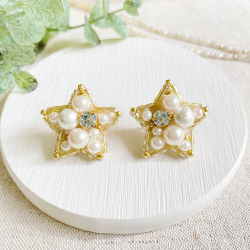 MIUMIU 半額セール キラキラ お花 イヤリング 国内発送 MiuMiu(ミュウミュウ) イヤリング(レディース) - 海外通販のBUYMA