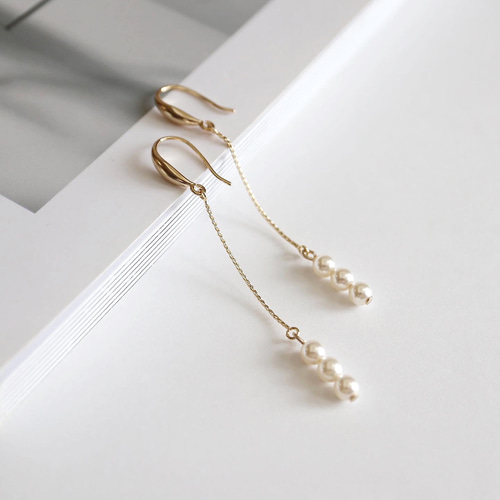 3連の小さなパールの揺れる上品ピアス/イヤリング ピアス（フック