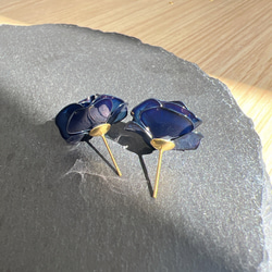 薔薇 ポストピアス(各種金具変更有)ブルー ディップアート アメリカンフラワー ワイヤー レジン 透明感　推し活 10枚目の画像