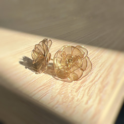 薔薇 ポストピアス(各種金具変更有)ゴールド ディップアート アメリカンフラワー レジン 透明感  お呼ばれ　推し活 12枚目の画像