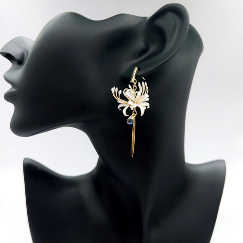 彼岸花 アシンメトリー/白 ピアス/イヤリング ディップアート
