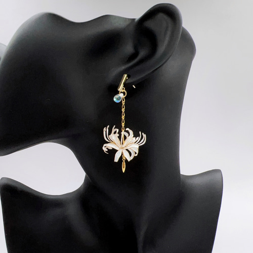 彼岸花 アシンメトリー/白 ピアス/イヤリング ディップアート