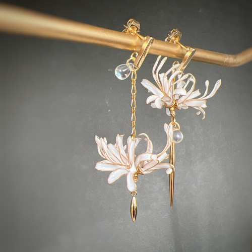 彼岸花 アシンメトリー/白 ピアス/イヤリング ディップアート