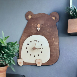 コアラがユーカリを食べながらユーカリの夢を見る時計 木製 掛け時計 1枚目の画像