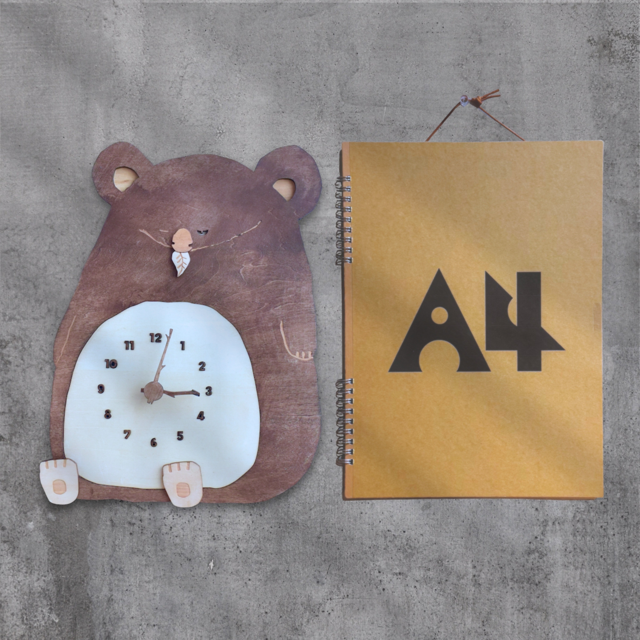 コアラがユーカリを食べながらユーカリの夢を見る レギュラーサイズ 時計 木製 掛け時計