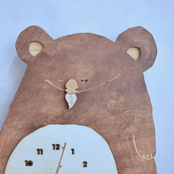 コアラがユーカリを食べながらユーカリの夢を見る時計 木製 掛け時計 3枚目の画像