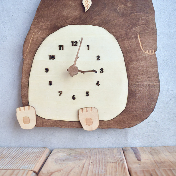 コアラがユーカリを食べながらユーカリの夢を見る時計 木製 掛け時計 4枚目の画像