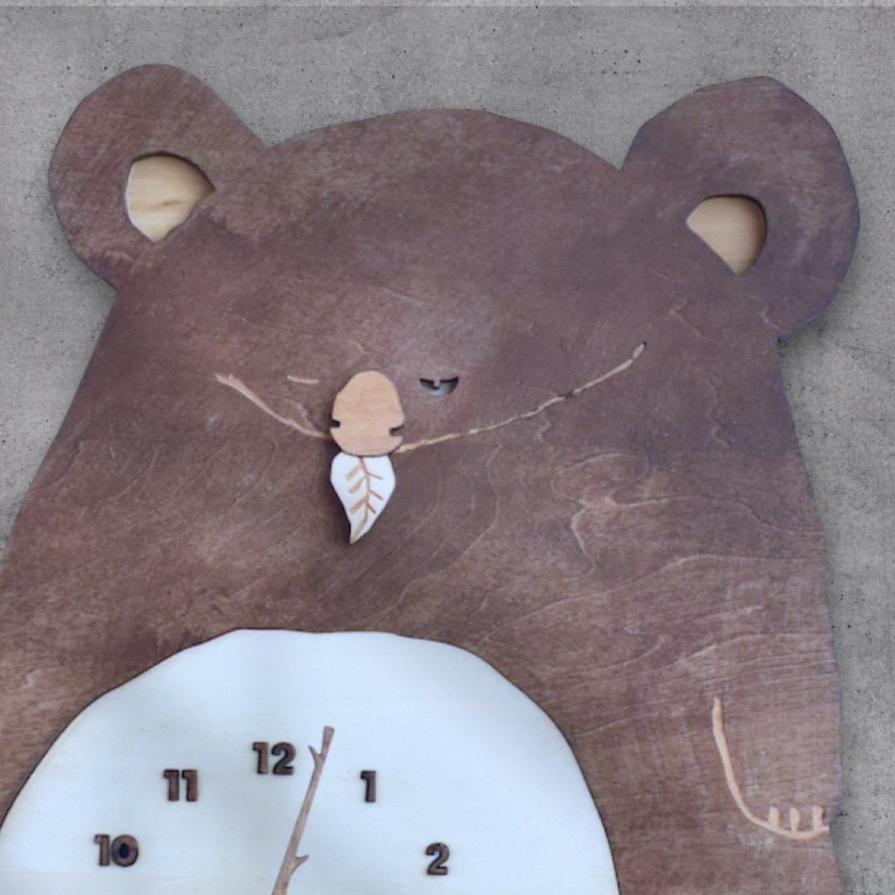 コアラがユーカリを食べながらユーカリの夢を見る レギュラーサイズ 時計 木製 掛け時計