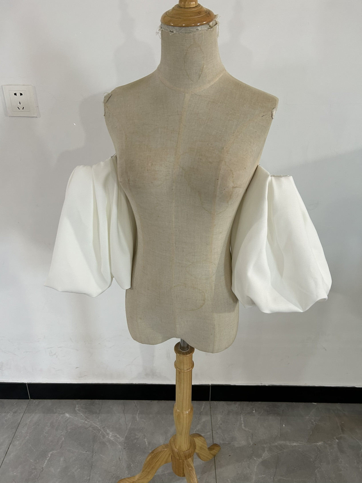 送料無料！取り外し袖 ホワイト ショルダーの付け袖 三角形パフスリーブ　ドレスアレンジ ウエディング お色直し　クレープ 9,232円