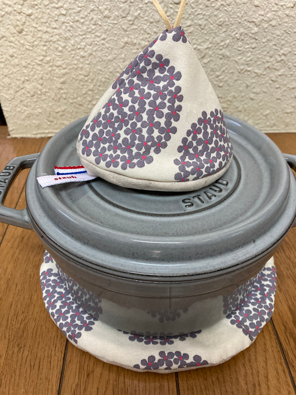 No.622三角鍋つかみ*ハンドメイド*ミトン*ストウブ&ル・クルーゼ 色濃く No.622三角鍋つかみ*ハンドメイド*ミトン*ストウブ&ル・クルーゼ 色濃く