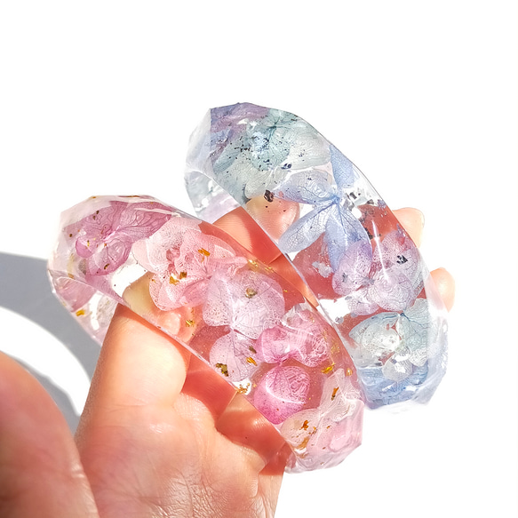 〜箔/ラメ入り 色を選べる紫陽花バングル〜アナベルアジサイ　ブルー　クリア　レジン　ハーバリウム　ドライフラワー透明　魚 1枚目の画像