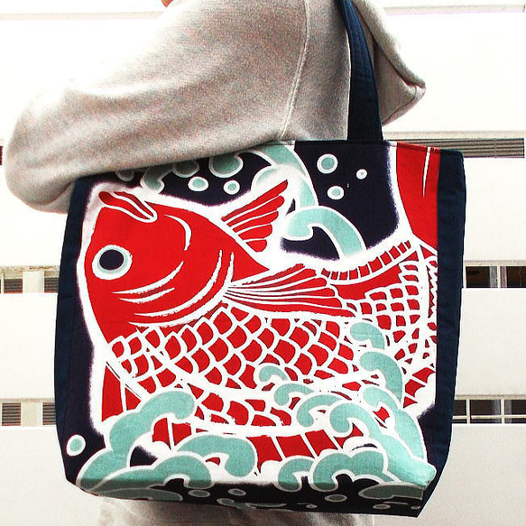 大漁旗/大きなトートバッグ/マチ付き/グリーン系/ハンドメイド/手づくり めで鯛 大漁旗デザインの和柄トートバッグ｜A4対応 縁起物 布バッグ