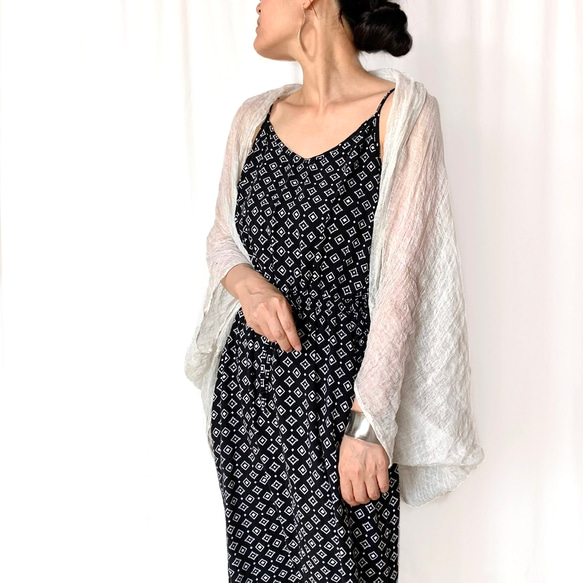 【人気】夏物\\エアリーリネン100% //クシュふわHAORI  2WAY(グレーホワイト) 2枚目の画像