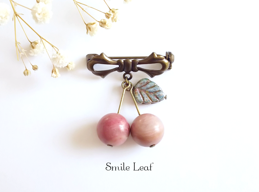 ピーモンタイトのさくらんぼブローチ