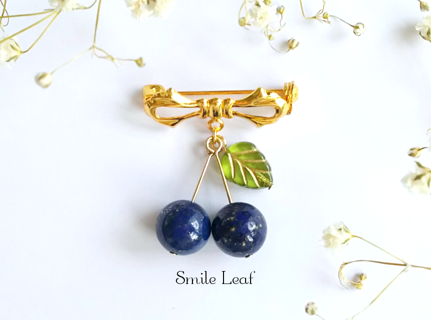 ラピスラズリのさくらんぼブローチ