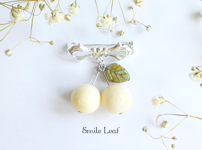 珊瑚のさくらんぼブローチ