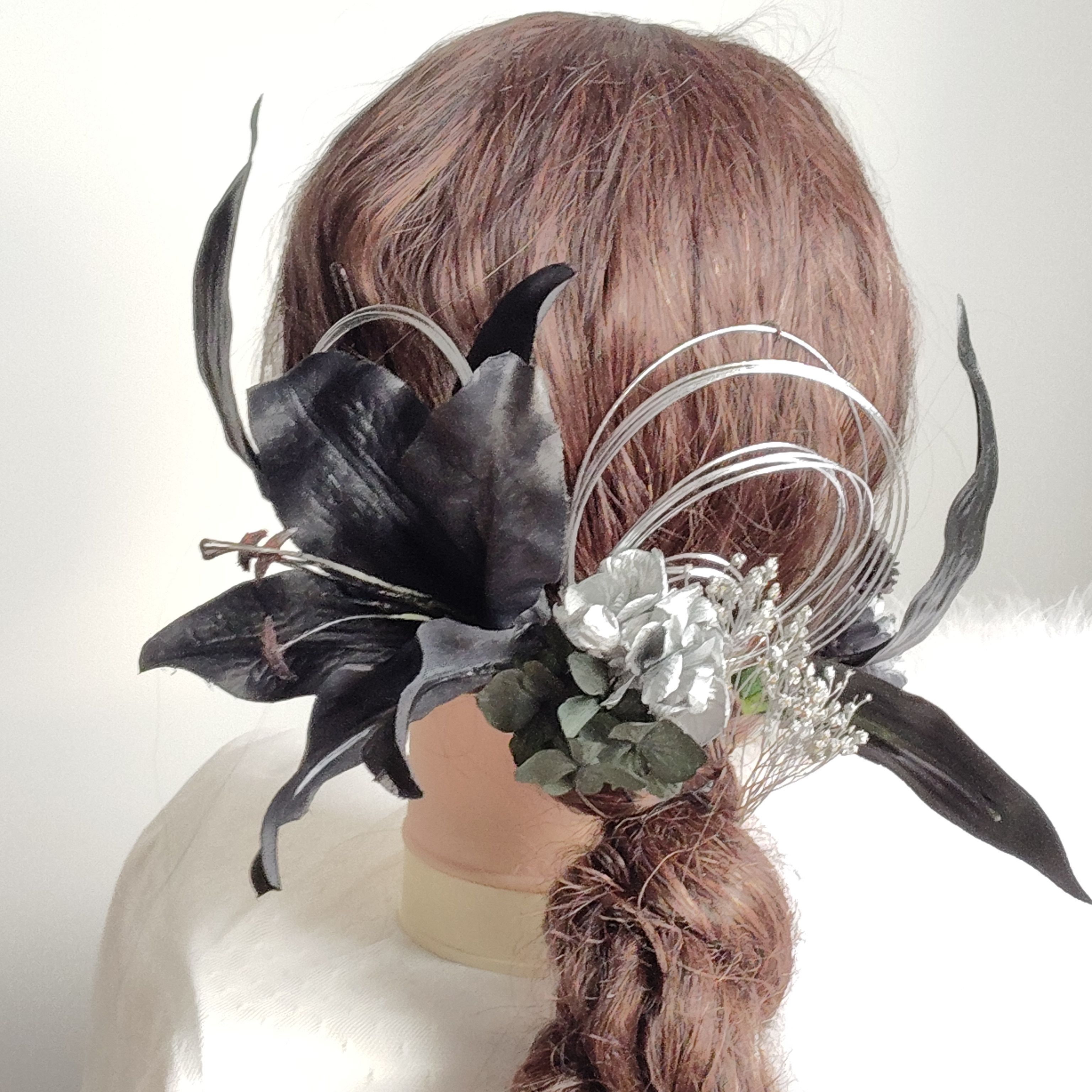 黒華＿＿大輪の百合と銀花の髪飾り　カサブランカ　黒無垢　成人式　卒業式　結婚式　　和装　和装へア　シルバーブラック