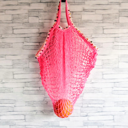 ネットバッグ　ピンク　手編みのポンポン毛糸の飾り　メッシュバッグ　マルシェバッグ　エコバッグ　コンパクト 6枚目の画像
