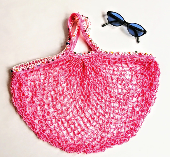 ネットバッグ　ピンク　手編みのポンポン毛糸の飾り　メッシュバッグ　マルシェバッグ　エコバッグ　コンパクト 3枚目の画像