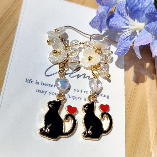 ね*ぽ様 【一点物】水引 黒猫と苺のピアス/イヤリング 黒猫 の ピアス /イヤリング 黒ネコ ピアス（フック・チェーン