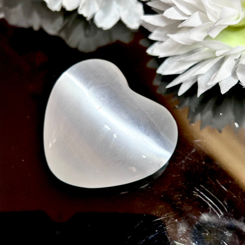 セレナイト 50mm ハート型 過去世を知る～癒しの天然キャッツアイ