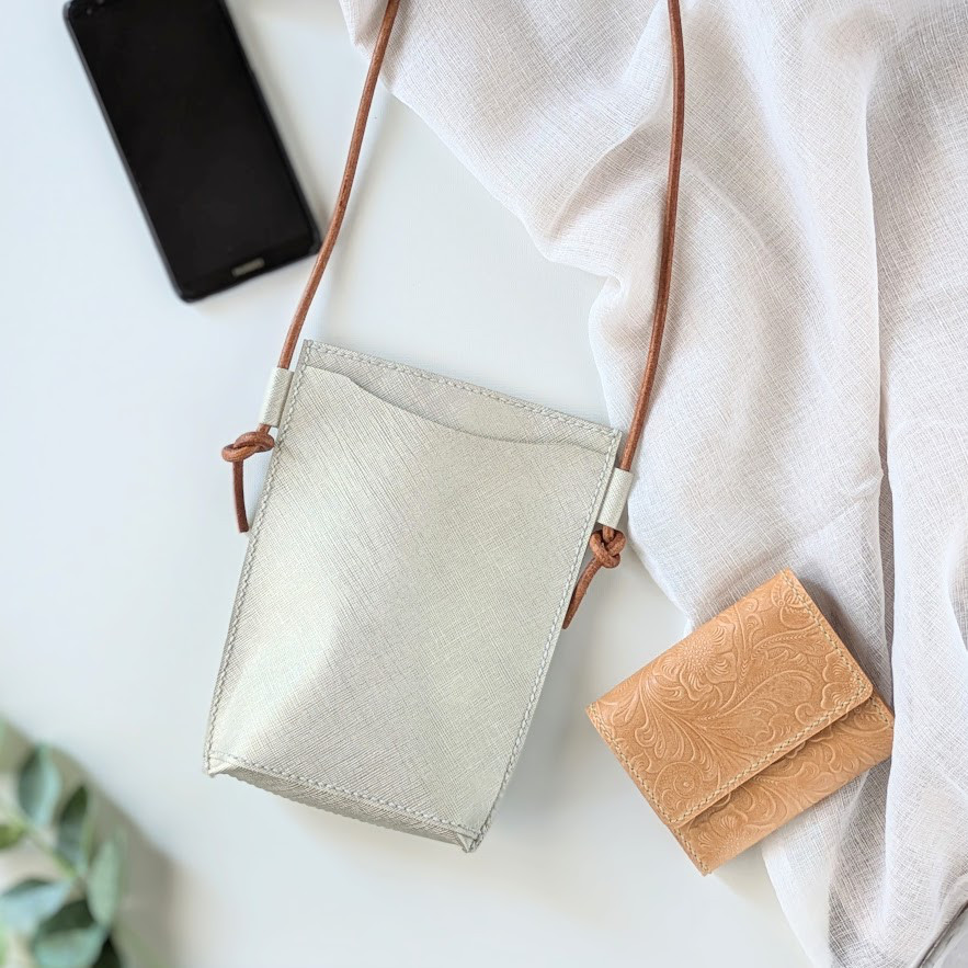 【送料無料】外ポケット付きスマホショルダー（シャンパンシルバー）サコッシュ　レザー　本革　シンプル　マルチポシェット