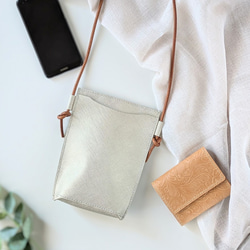 送料無料】外ポケット付きスマホショルダー（シャンパンシルバー