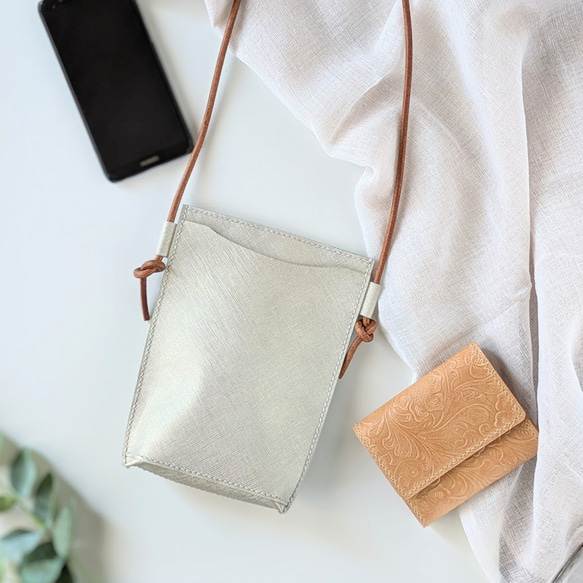 送料無料】外ポケット付きスマホショルダー（シャンパンシルバー