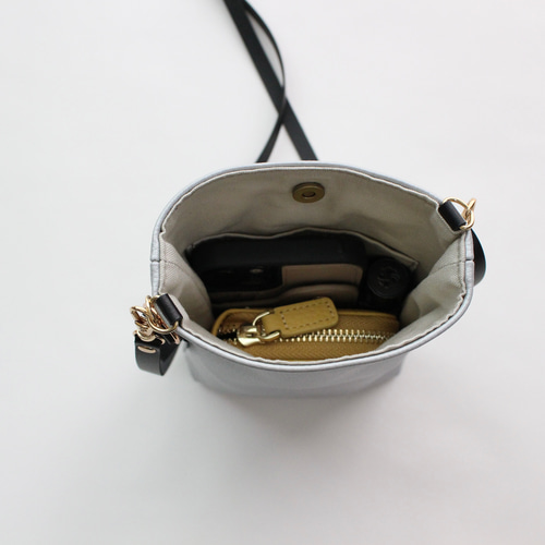 ちょっと大きめ〉noble スマホショルダー・シルバー スマホポシェット