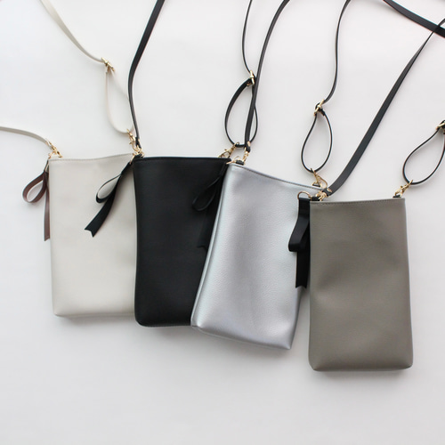 ちょっと大きめ〉noble スマホショルダー・シルバー スマホポシェット