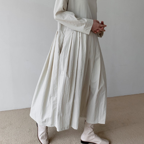 Casey Caseyプリーツ入り ロングワンピース Casey Caseyプリーツ入り ロングワンピース