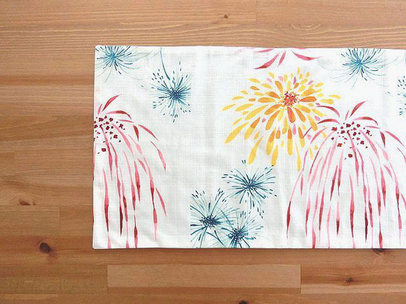 テーブルランナー 敷物　オフホワイト　大輪の花火　夏の思い出 5枚目の画像