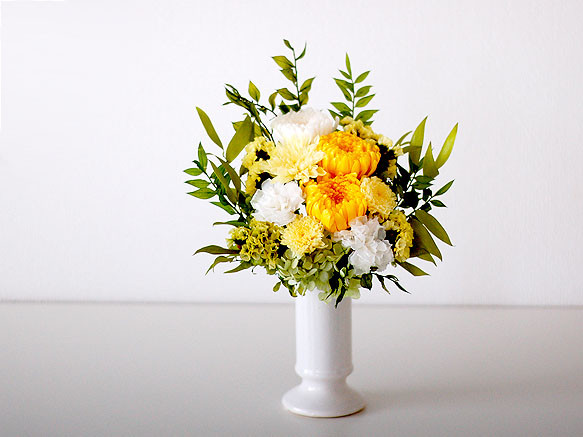 【仏花】ホワイト＆イエローのスリムな器の供花【供花】 3枚目の画像
