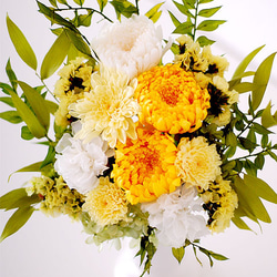 【仏花】ホワイト＆イエローのスリムな器の供花【供花】 2枚目の画像