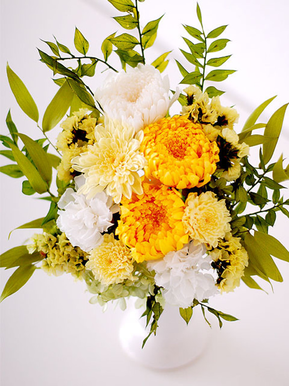 【仏花】ホワイト＆イエローのスリムな器の供花【供花】 2枚目の画像