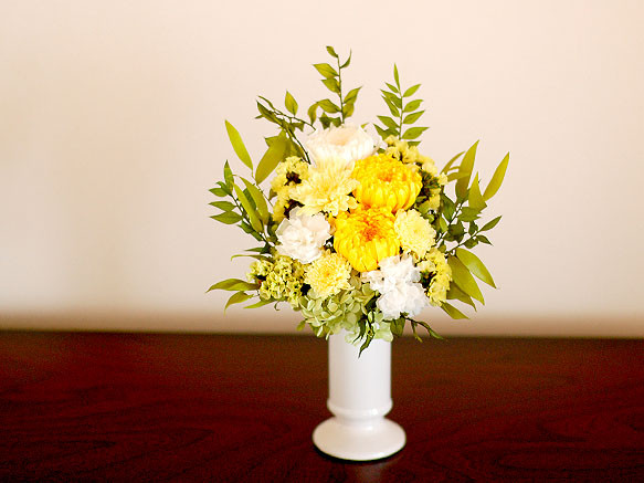 【仏花】ホワイト＆イエローのスリムな器の供花【供花】 4枚目の画像