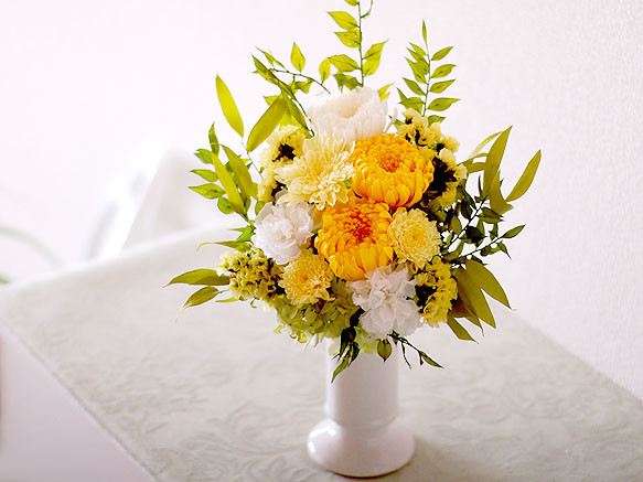 【仏花】ホワイト＆イエローのスリムな器の供花【供花】 1枚目の画像